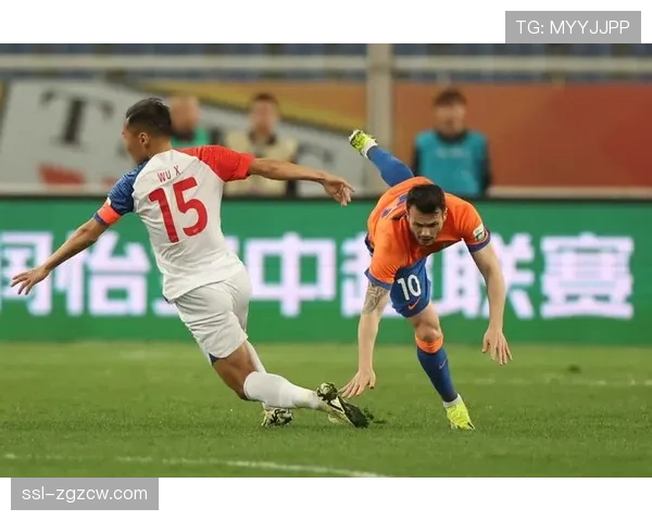 山东泰山vs上海申花，大雨中比赛一度中断，工作人员紧急处理场地积水